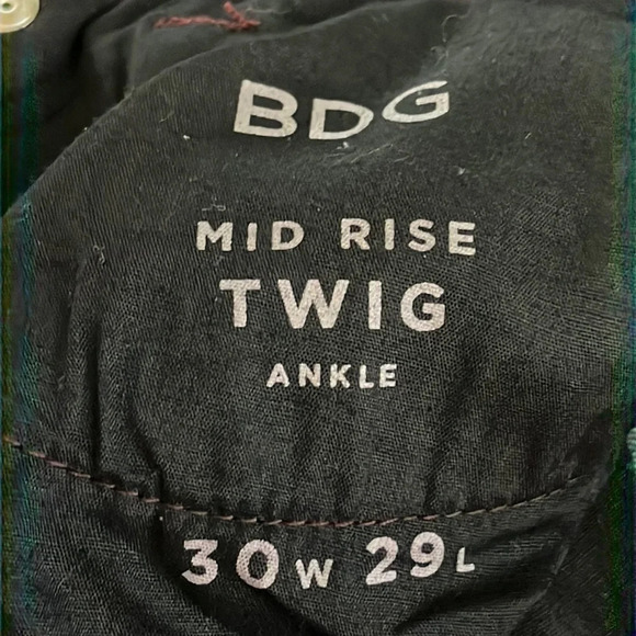 BDG Mid Rise Twig Ankle Embroidered Jeans in Burgundy - Size 30 - Picture 8 of 8